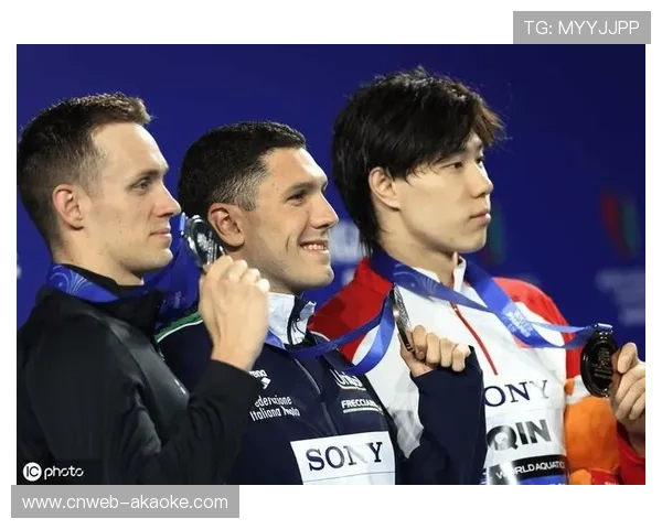 新加坡世锦赛男子50米蛙泳，覃海洋与意大利选手切拉索洛争锋。